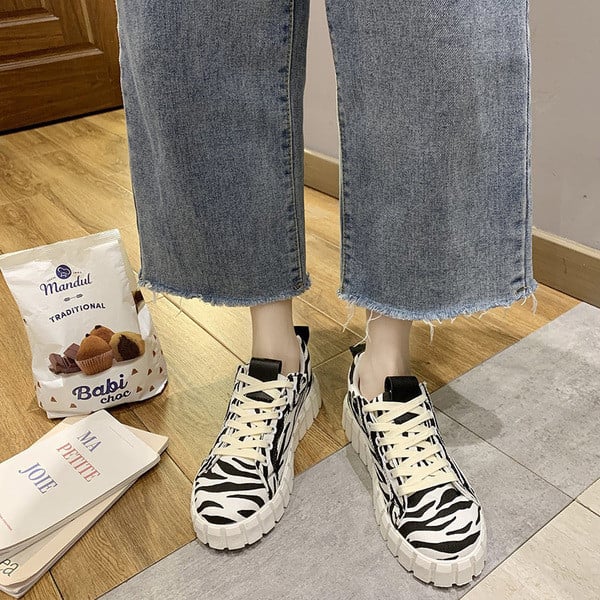 Γυναικεία αθλητικά παπούτσια με κορδόνια και επίπεδη σόλα σε λευκό χρώμα