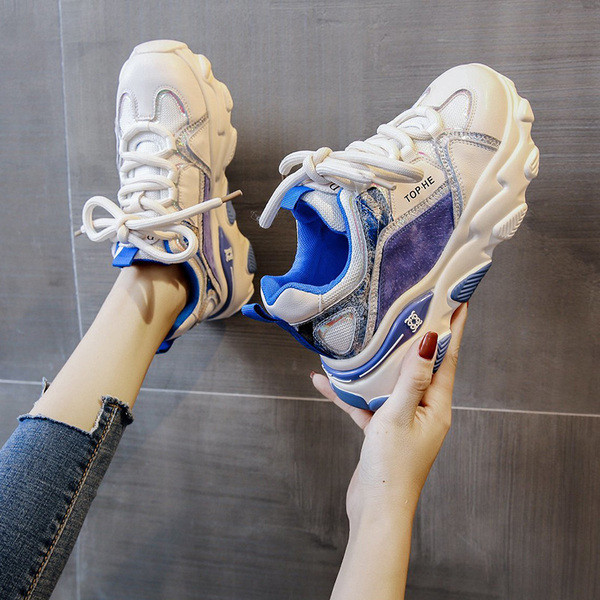 Γυναικεία αθλητικά παπούτσια με γυαλιστερό αποτέλεσμα και κορδόνια σε τρία χρώματα