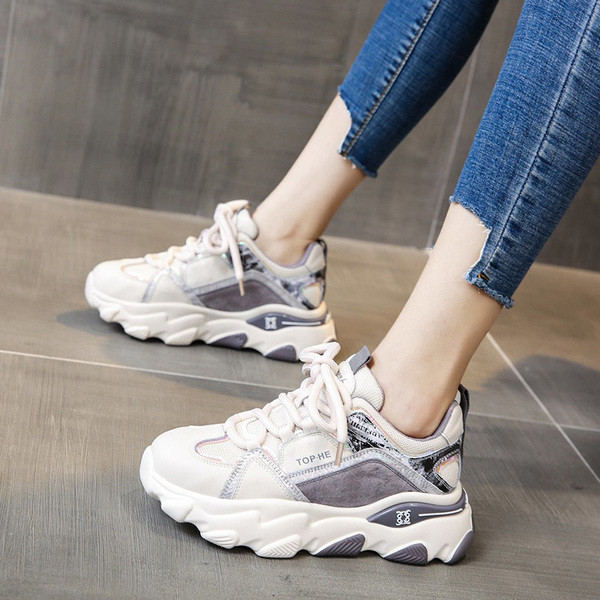 Γυναικεία αθλητικά παπούτσια με γυαλιστερό αποτέλεσμα και κορδόνια σε τρία χρώματα