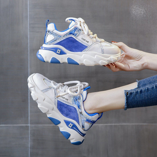 Γυναικεία αθλητικά παπούτσια με γυαλιστερό αποτέλεσμα και κορδόνια σε τρία χρώματα