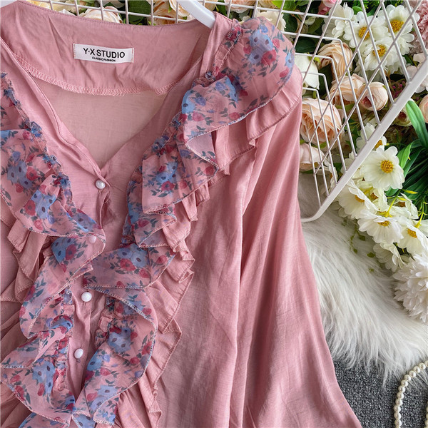 Lillemustri ja konnaga naiste aktuaalne särk