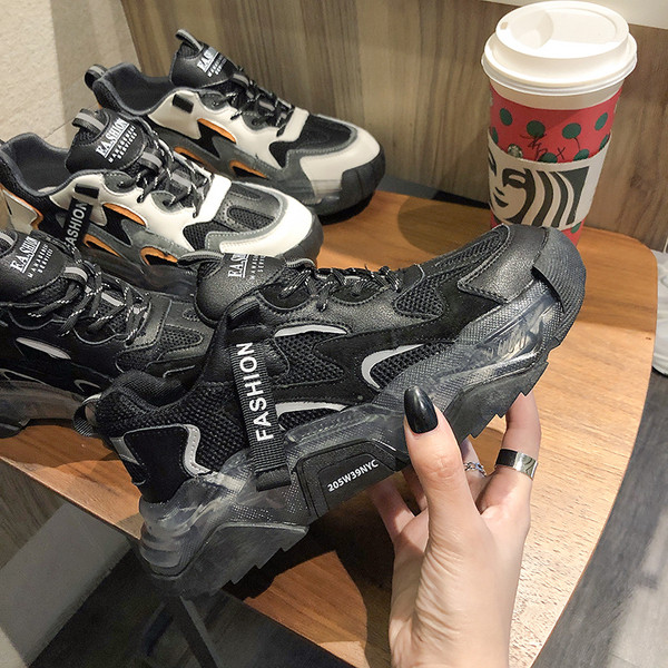 Naiste spordi- ja vabaaja tossud võrgu ja pealdisega