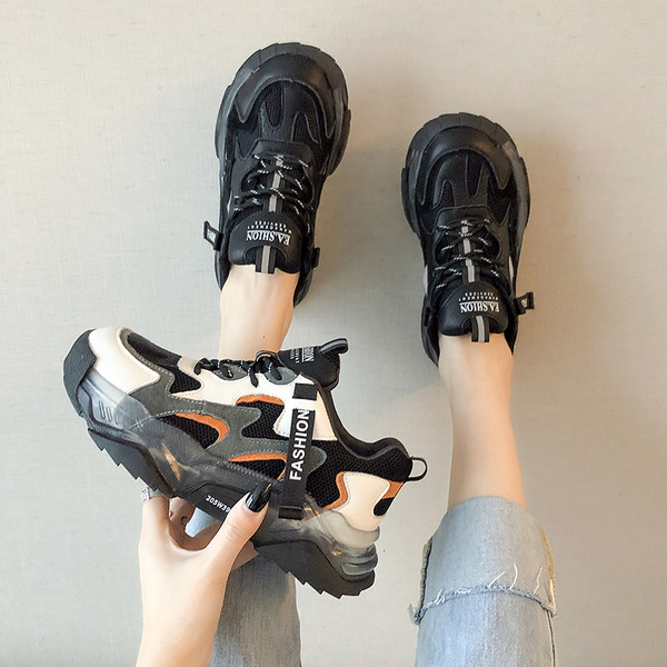 Naiste spordi- ja vabaaja tossud võrgu ja pealdisega