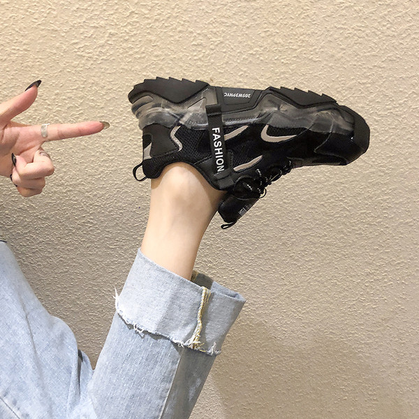 Naiste spordi- ja vabaaja tossud võrgu ja pealdisega