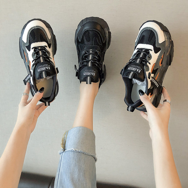 Naiste spordi- ja vabaaja tossud võrgu ja pealdisega