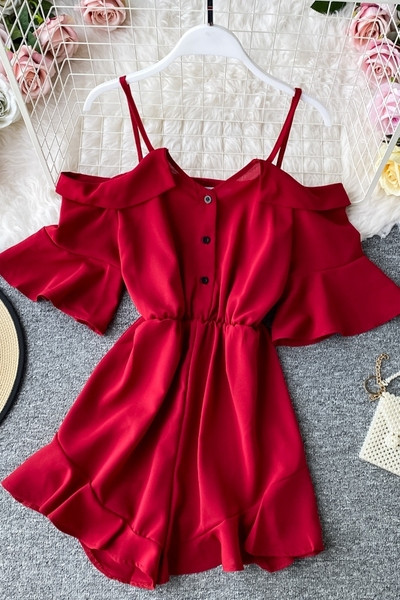 Sieviešu aktuāls īss kombinezons ar nolaistām piedurknēm