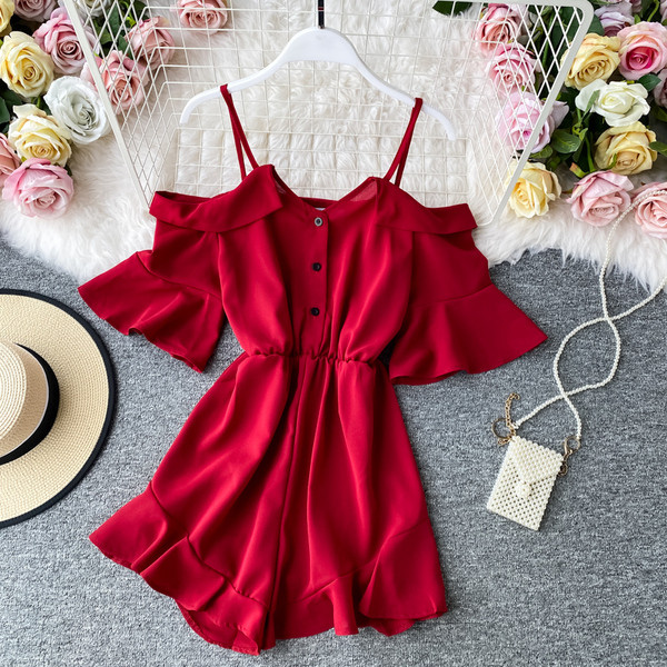 Sieviešu aktuāls īss kombinezons ar nolaistām piedurknēm