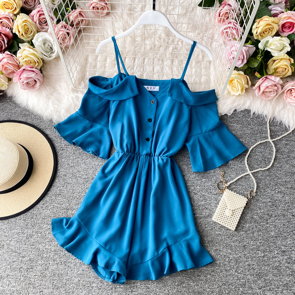 Sieviešu aktuāls īss kombinezons ar nolaistām piedurknēm