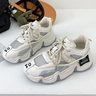 Női aktuális tornacipő durva talppal és fűzővel