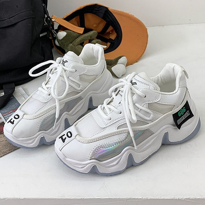 Női aktuális tornacipő durva talppal és fűzővel