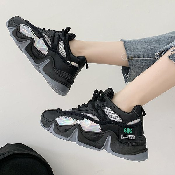 Női aktuális tornacipő durva talppal és fűzővel