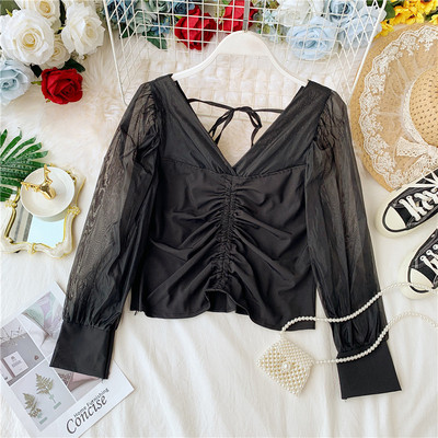 Stilīgs sieviešu krekls ar špica kakla izgriezumu un tilla piedurknēm