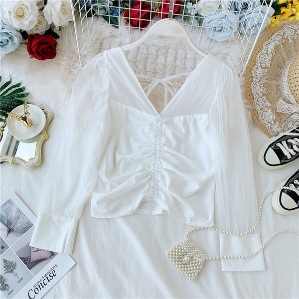 Stilīgs sieviešu krekls ar špica kakla izgriezumu un tilla piedurknēm