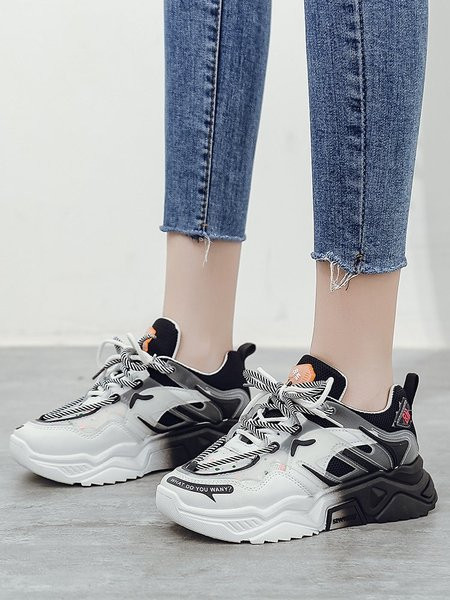 Uus kahevärviliste kõrge tallaga naiste tossude mudel