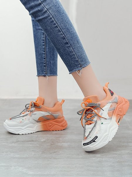 Uus kahevärviliste kõrge tallaga naiste tossude mudel