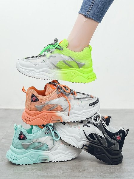 Uus kahevärviliste kõrge tallaga naiste tossude mudel