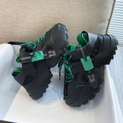 Női tornacipő durva talppal, színes nyakkendőkkel