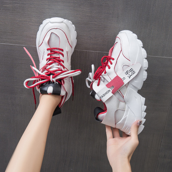 Női tornacipő durva talppal, színes nyakkendőkkel