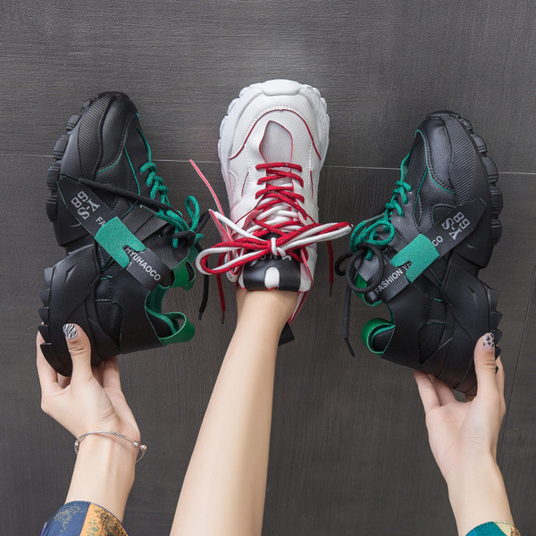 Női tornacipő durva talppal, színes nyakkendőkkel