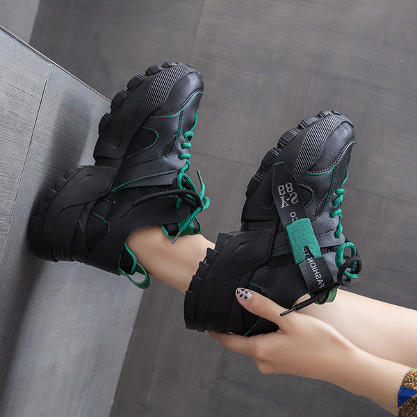 Női tornacipő durva talppal, színes nyakkendőkkel