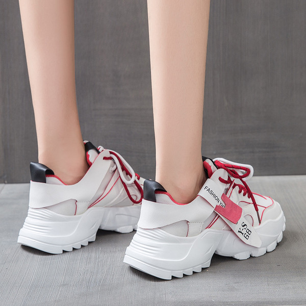 Női tornacipő durva talppal, színes nyakkendőkkel