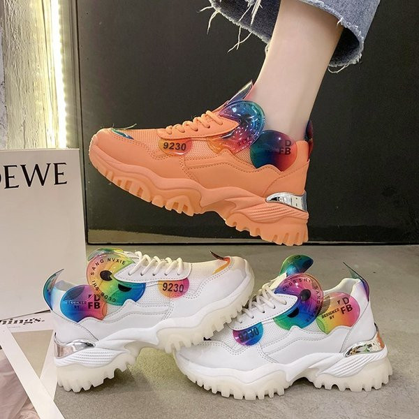 Modern női tornacipő durva talppal, színes elemekkel