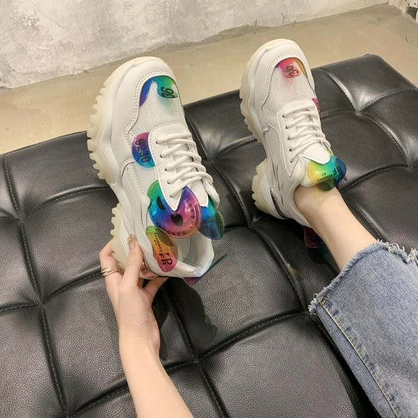 Modern női tornacipő durva talppal, színes elemekkel