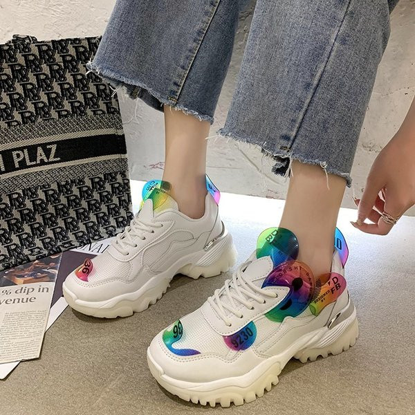 Modern női tornacipő durva talppal, színes elemekkel