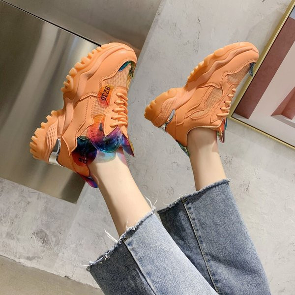 Modern női tornacipő durva talppal, színes elemekkel