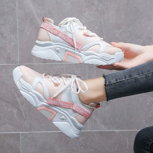 Γυναικεία αθλητικά  παπούτσια από οικολογικό δέρμα με υψηλή σόλα και επιγραφή