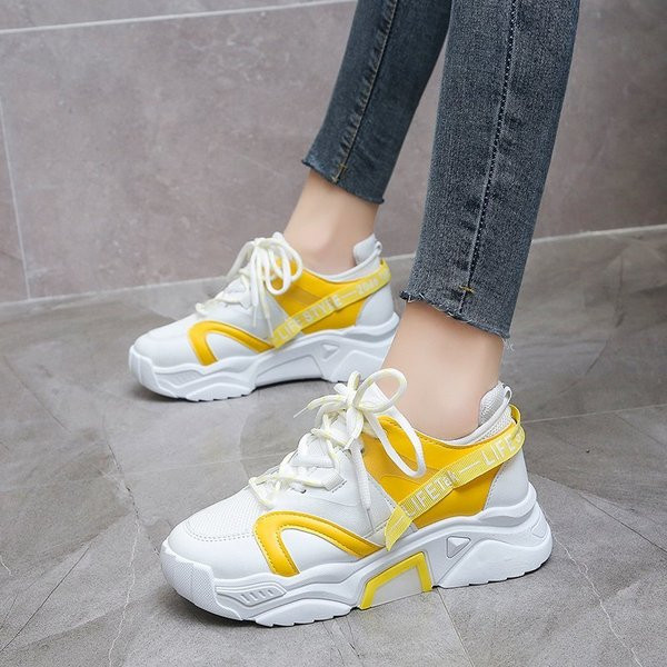 Γυναικεία αθλητικά  παπούτσια από οικολογικό δέρμα με υψηλή σόλα και επιγραφή