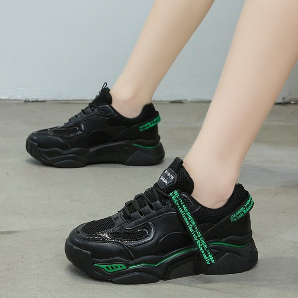 Γυναικεία αθλητικά παπούτσια με τραχιά σόλα και επιγραφές