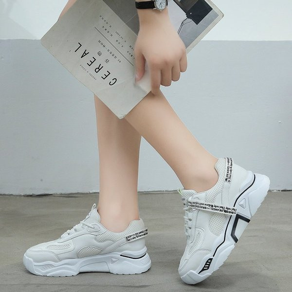 Γυναικεία αθλητικά παπούτσια με τραχιά σόλα και επιγραφές