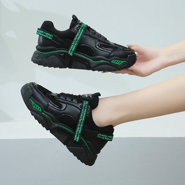 Γυναικεία αθλητικά παπούτσια με τραχιά σόλα και επιγραφές