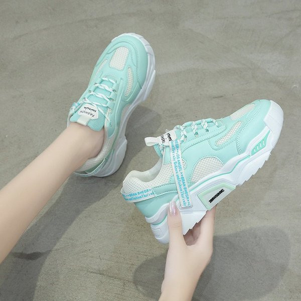 Γυναικεία αθλητικά παπούτσια με τραχιά σόλα και επιγραφές