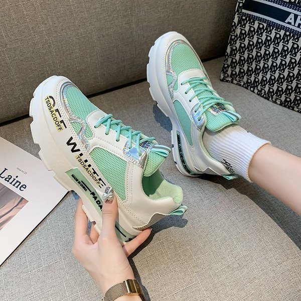 Άνετα γυναικεία αθλητικά παπούτσια με κορδόνια και επιγραφές