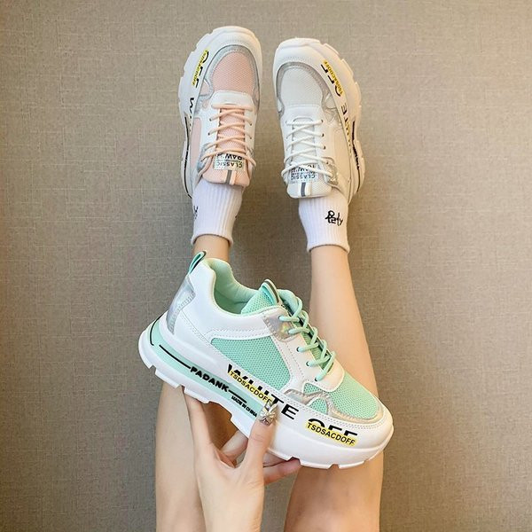 Άνετα γυναικεία αθλητικά παπούτσια με κορδόνια και επιγραφές