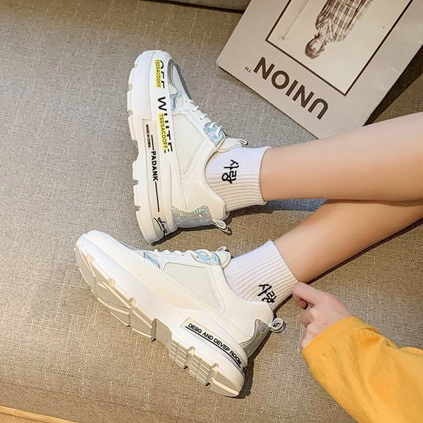 Άνετα γυναικεία αθλητικά παπούτσια με κορδόνια και επιγραφές