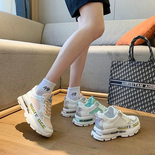 Άνετα γυναικεία αθλητικά παπούτσια με κορδόνια και επιγραφές