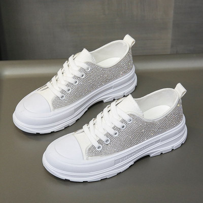 Új női tornacipő modell fűzős és kövekkel