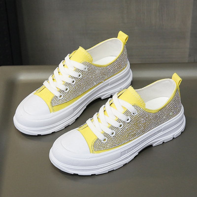 Új női tornacipő modell fűzős és kövekkel