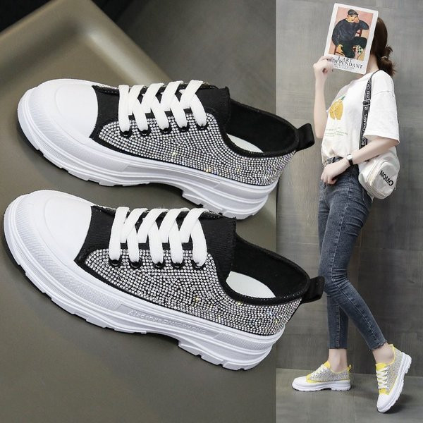 Új női tornacipő modell fűzős és kövekkel