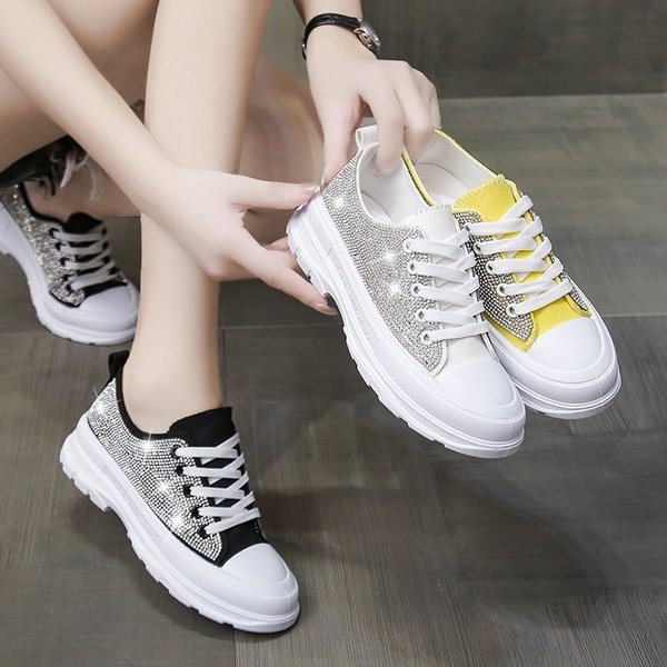 Új női tornacipő modell fűzős és kövekkel