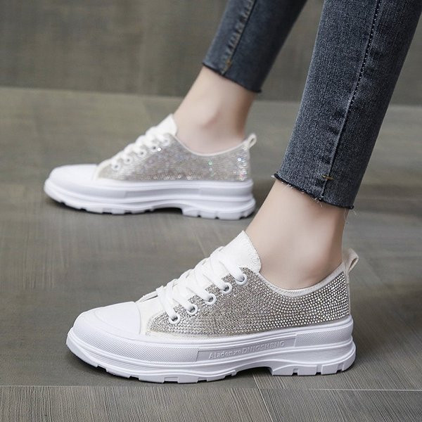 Új női tornacipő modell fűzős és kövekkel