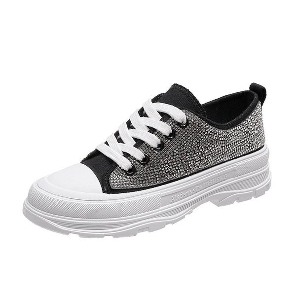 Új női tornacipő modell fűzős és kövekkel