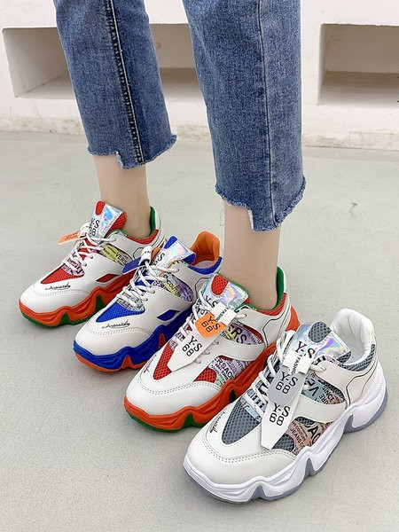 Női sportcipő színes talppal és fűzővel