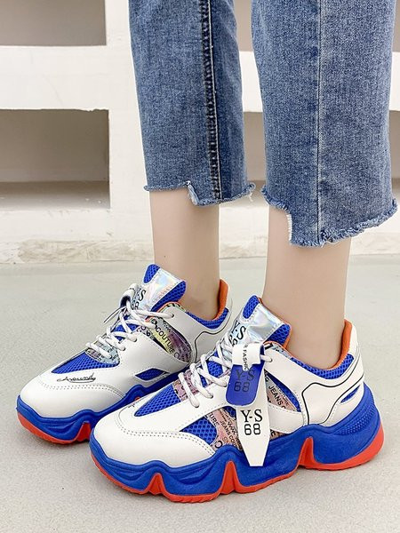 Női sportcipő színes talppal és fűzővel