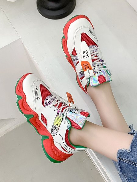 Női sportcipő színes talppal és fűzővel