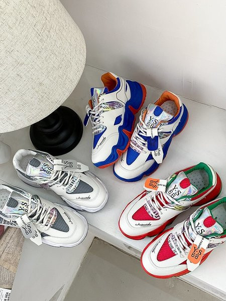 Női sportcipő színes talppal és fűzővel