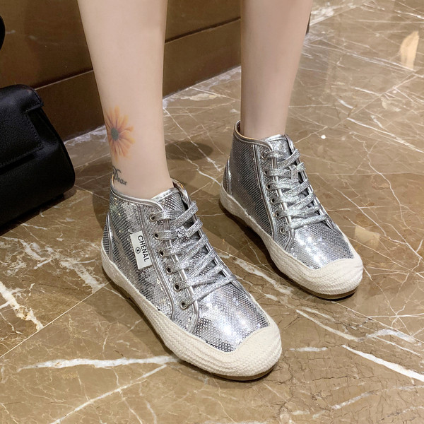 Γυναικεία γυαλιστερά αθλητικά παπούτσια με πούλιες και κορδόνια